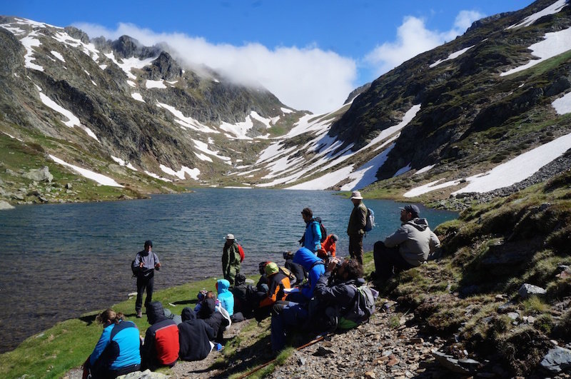 Imatge d'una sortida de camp dels curs de guies del Parc Natural de l'Alt Pirineu. (horitzontal)