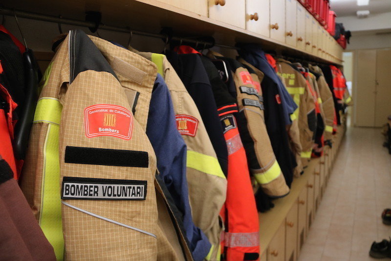 Imatge d'una jaqueta d'un bomber voluntari amb les lletres que ho indiquen. (horitzontal)