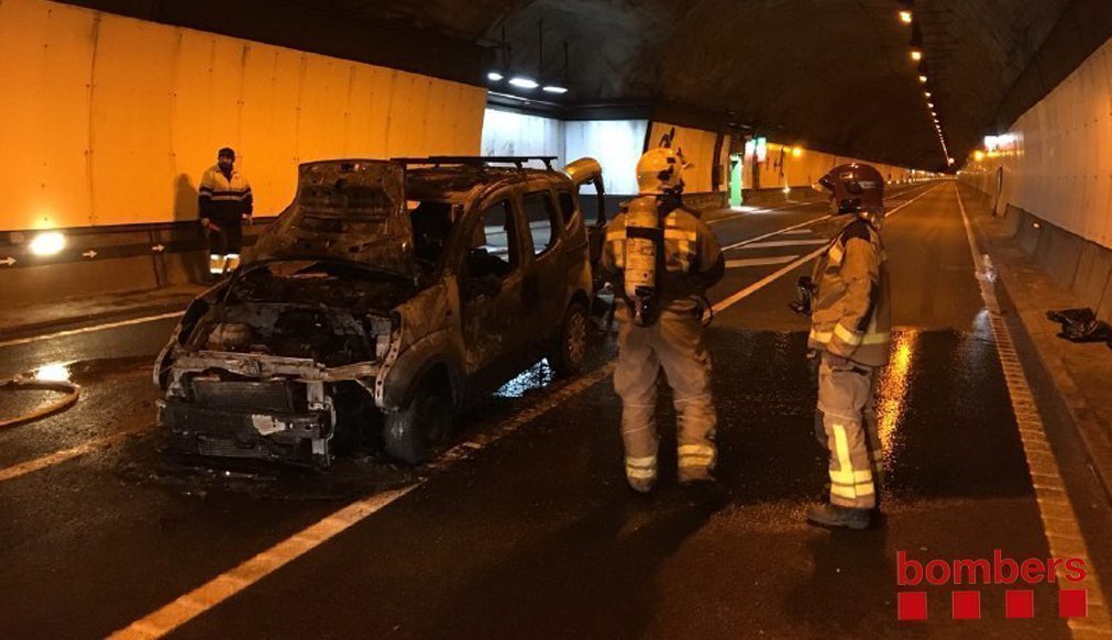 Vehicle incendiat al Túnel del Cadí