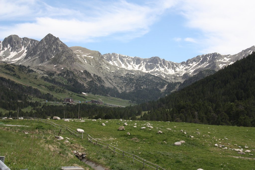 Pla general d'una part de la zona del sector de Grau Roig de les pistes d'esquí de Grandavalira, vista des de l'entorn del túnel d'Envalira, on s'ha estudiat la viabilitat a l'hora d'instal·lar un aeroport a Andorra, el 19 de juny de 2019 (Horitzontal).