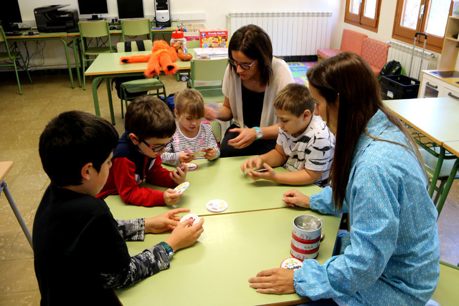 Primer pla dels alumnes de l'escola de T√≠rvia, al Pallars Sobir√†, el primer dia de classe. Imatge del 12 de setembre del 2019. (horitzontal)