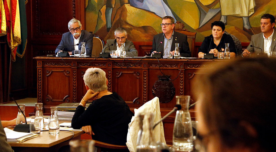 Pla mitjà on es pot veure un moment del Ple ordinari de la Diputació de Lleida amb la taula del president i vicepresidents al fons, el 24 de setembre de 2019. (Horitzontal)