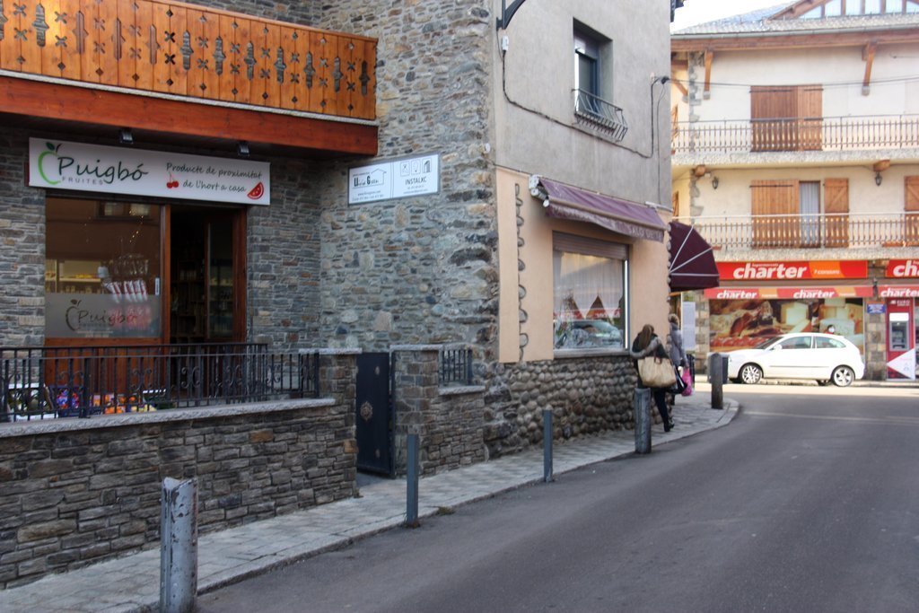Pla obert d'un dels carrers de Llívia (Cerdanya) on es veu l'entrada de diversos comerços del municipi. Imatge del 22 de desembre de 2020 (Horitzontal).
