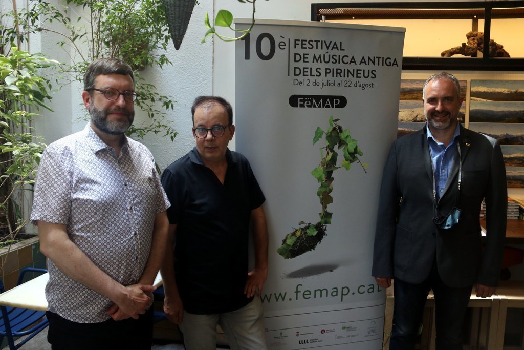 El director del FeMAP, Josep Maria Dutrèn (al mig), al costat del director de música de l'ICEC, Xavier Cester, i l'alcalde de La Seu d'Urgell, Jordi Fàbrega. Dimarts 29 de juny de 2021 (Horitzontal)