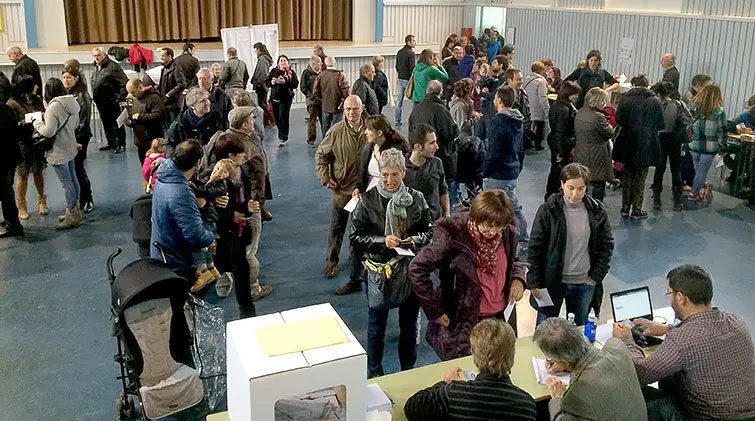 Important participaci&oacute; en el 9N a la Seu d'Urgell, al llarg de mat&iacute;.