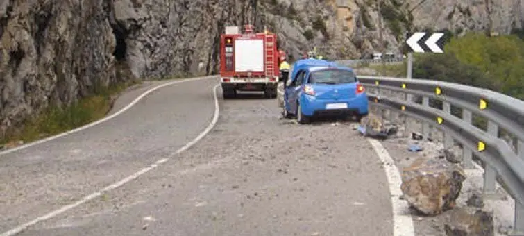 Desprendiments de roques a la C-14 a l'al&ccedil;ada del congost dels &ldquo;Tresponts&rdquo;