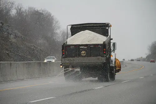 Por-qué-cuando-nieva-se-echa-sal-en-las-aceras-y-carreteras