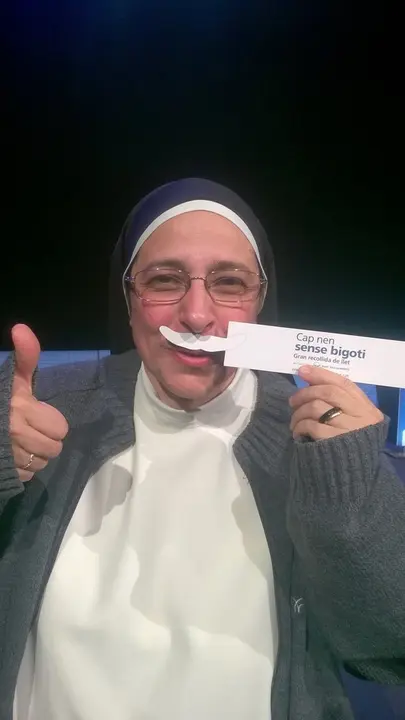 Sor_Luc&iacute;a_es_posa_el_bigoti_per_la_campanya_de_recollida _de_llet._OS_la_Caixa