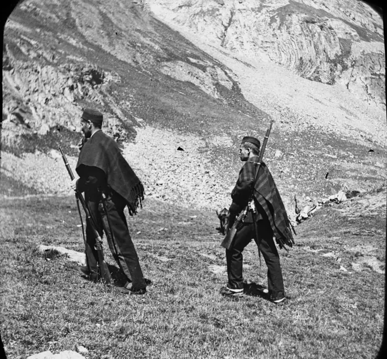 1024px-Carabiniers_au_port_de_Vénasque,_Luchon,_12_août_1892