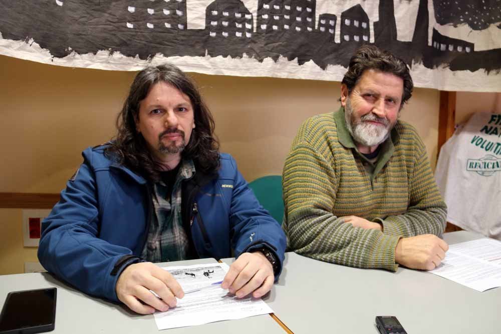 Membres d'Ipcena a la roda de premsa a la seu de l'entitat ecologista, el 10 de febrer de 2017. (Horitzontal)