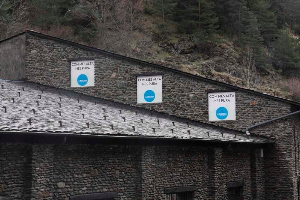 En la imatge l'exterior de la planta embotelladora d'aigua d'Arinsal a Andorra. Imatge del 20 d'abril de 2016. (horitzontal)