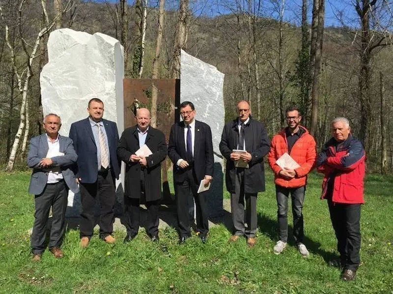 Imatge de les autoritats araneses i de les franceses que han signat l'acord el dia 4 d'abril del 2017. (horitzontal)