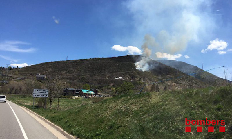 La columna de fum de l'incendi forestal de Cerdanya, entre Alp i Fontanals, el 23 d'abril del 2017 (Horitzontal).