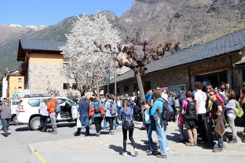 Imatge general de la parada dels taxis d'Espot per pujar a Sant Maurici, al Parc Nacional. Imatge del 14 d'abril del 2017. (horitzontal)