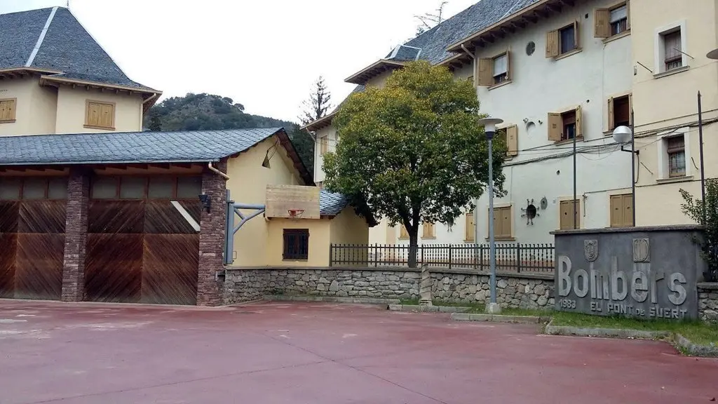 Pla general de l'edifici del Parc de Bombers del Pont de Suert. Imatge del 2 de maig del 2017. (horitzontal)