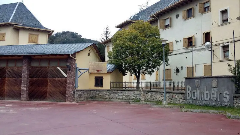 Pla general de l'edifici del Parc de Bombers del Pont de Suert. Imatge del 2 de maig del 2017. (horitzontal)