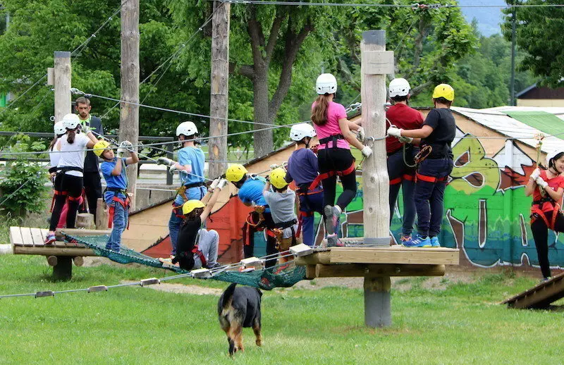 Imatges d'escolars gaudint en un parc d'aventura de Rialp el 18 de maig del 2017. (horitzontal)