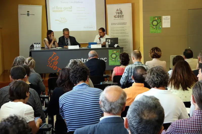 Pla general de la Jornada sobre producte local que s'ha celebrat a Tremp el 26 de maig del 2017 amb una setantena de persones. (horitzontal)