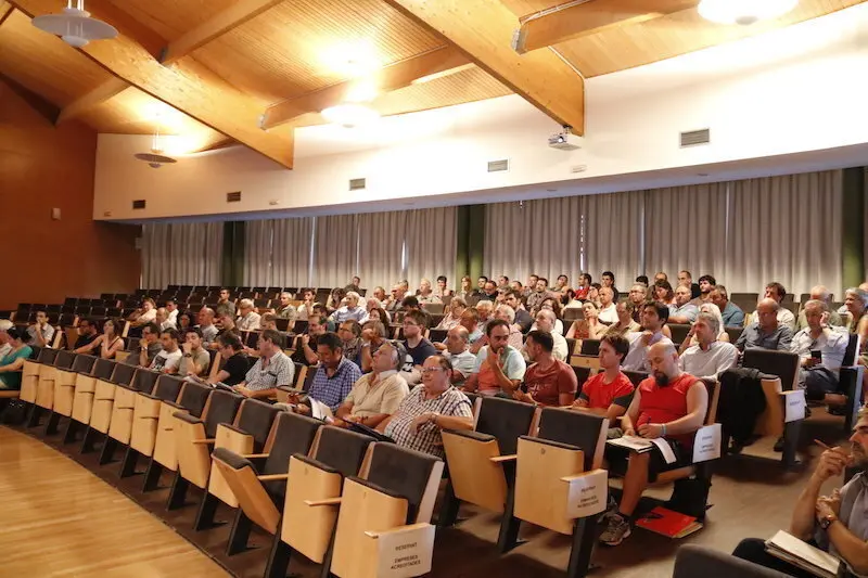 En la imatge un pla general de la sala amb les empreses acreditades a la subhasta. Imatge del 20 de juny de 2017. (horitzontal)
