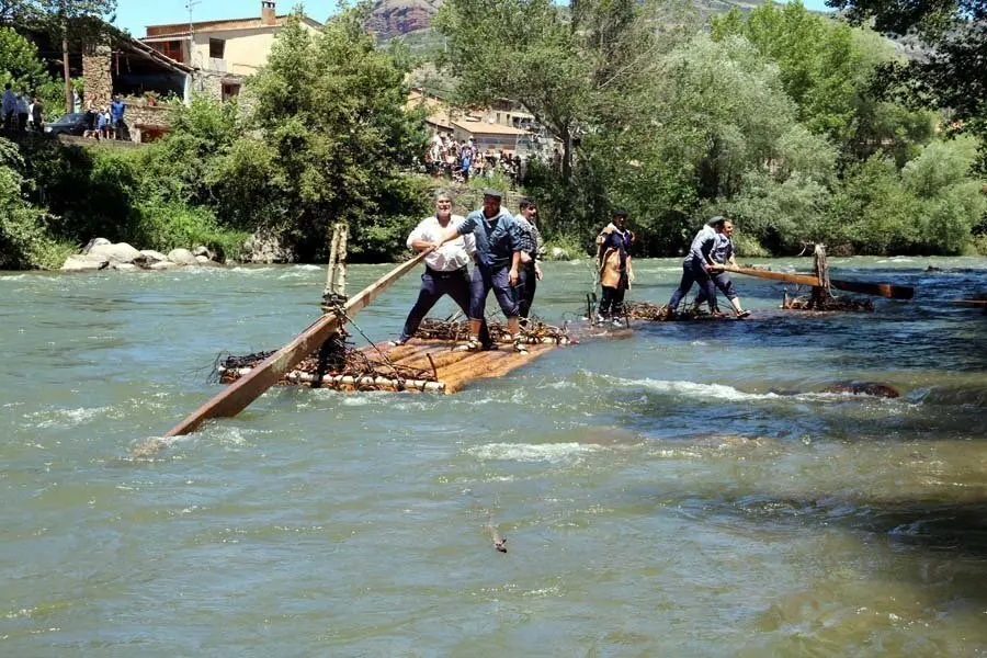 Pla general frontal del tercer rai a l'arribada al Pont de Claverol aquest 2 de juliol del 2017 (horitzontal)