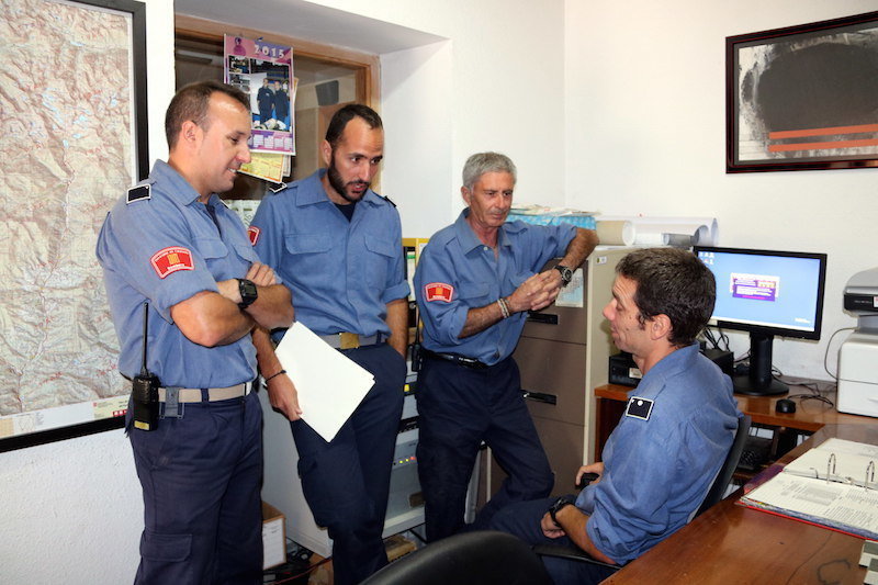 Imatge de quatre bombers voluntaris del Pont de Suert parlant a la sala de control aquest dissabte 1 de juliol del 2017 (horitzontal)