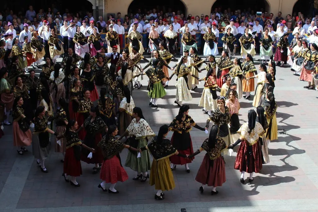 LLiurament diploma acreditatiu Ball Cerd&agrave; patrimoni festiu Cat 122