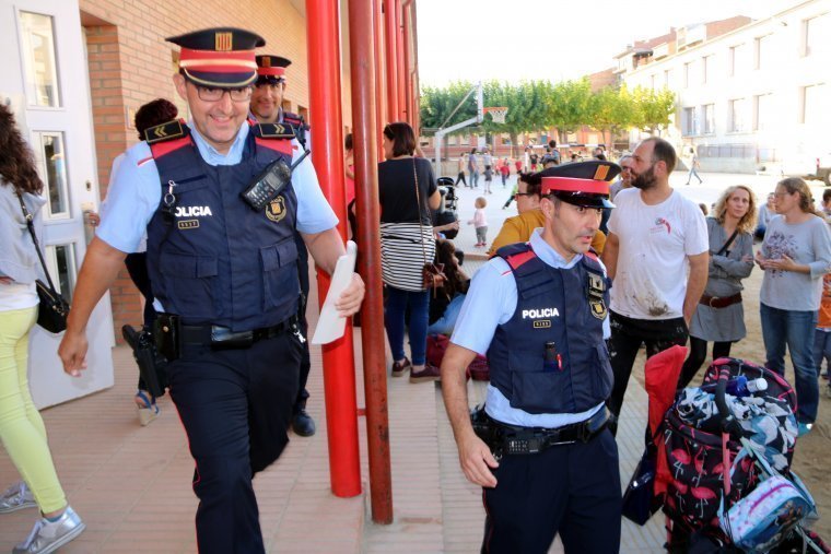 tres-agents-dels-mossos-abandonat-lescola-valldeflors-de-tremp