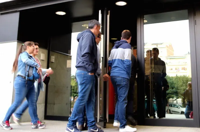 Imatge dels denunciants entrant al Jutjat de la Seu d'Urgell el 18 d'octubre del 2'17. (horitzontal)