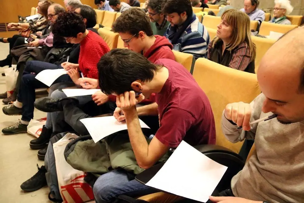 Una fila amb diversos participants de la 21a Dictada Occitana, el 27 de gener del 2018 (Horitzontal).
