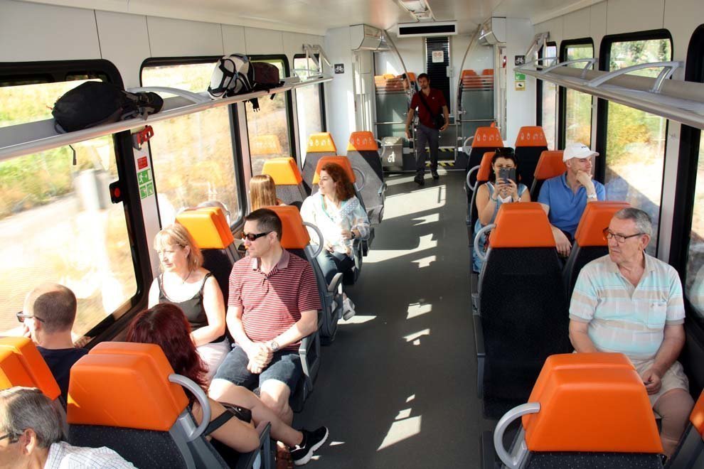 Imatge general d'un dels vagons del nou comboi de la l√≠nia Lleida-La Pobla que aquest dissabte s'ha utilitzat per al recorregut tur√≠stic del Tren dels Llacs. Imatge del 30 de juliol del 2016 (horitzontal)