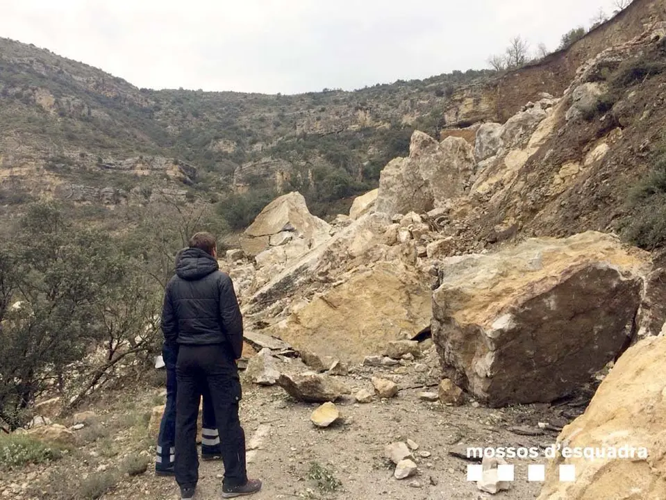 Algunes de les roques que han caigut a causa de l'esllavissada a Castell de Mur. Imatge del 16 d'abril de 2018. (Horitzontal)