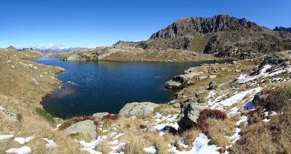 Pla general de l'estany de G&radic;&dagger;rgolhes, un dels punts que on les seves plantes subaqu&radic;&dagger;tiques es veuen amena&radic;&szlig;ades pel barb roig. Imatge facilitada pel CEAB el 10 de maig de 2018 (Horitzontal).