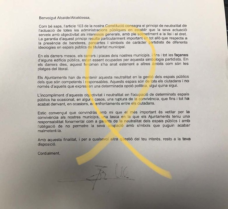 Primer pla de la carta enviada pel delegat del govern espanyol a Catalunya, Enric Millo, a l'alcalde de Sort, Raimon Monterde, amb un lla√ß groc dibuixat per Monterde. Imatge del 23 de maig del 2018. (horitzontal)
