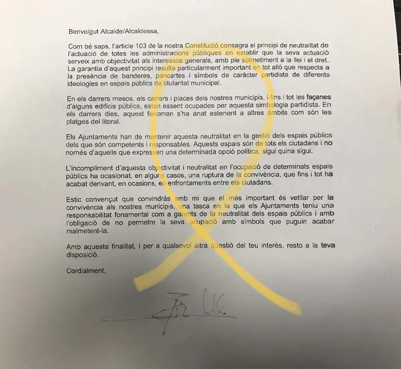 Primer pla de la carta enviada pel delegat del govern espanyol a Catalunya, Enric Millo, a l'alcalde de Sort, Raimon Monterde, amb un lla&radic;&szlig; groc dibuixat per Monterde. Imatge del 23 de maig del 2018. (horitzontal)
