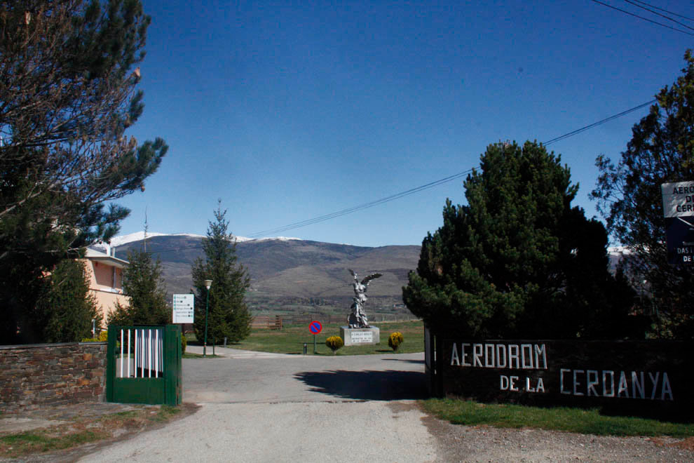 Imatge de l'entrada de l'aer√≤drom amb un cartell a la dreta on es pot llegir Aer√≤drom de Cerdanya. Imatge del 7 d'abril de 2016. (horitzontal)