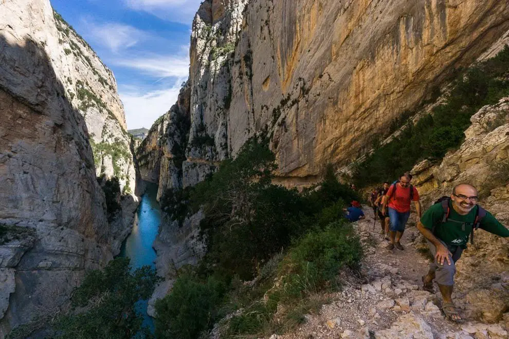 Pla general de diversos visitants al Congost de Mont-rebei. (Horitzontal)