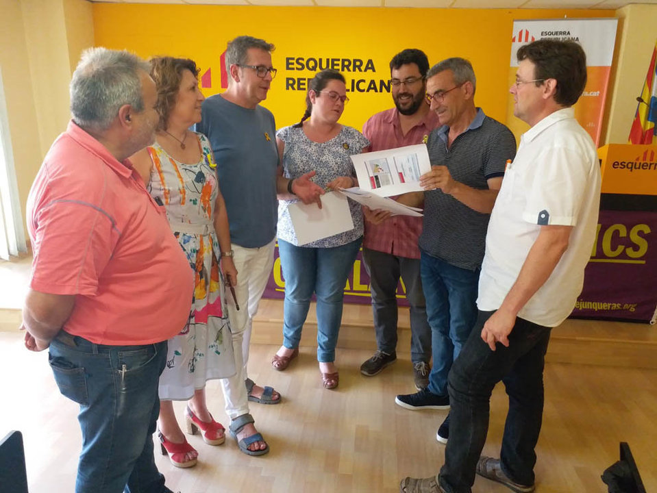 Pla general on es poden veure el portaveu d'ERC a la Diputaci√≥ de Lleida, acompanyat d'altres membres del partit, a la seu de Lleida, despr√©s de presentar la moci√≥ que reclama un 'pla de xoc' per les carreteres de muntanya, el 24 de juliol de 2018.