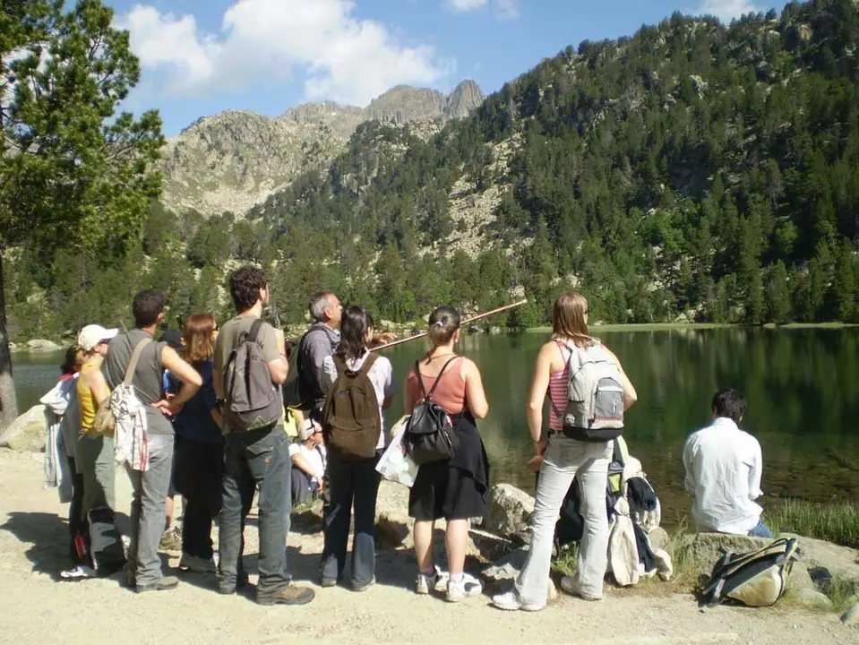 El professor de Geografia de la UdL, Ignasi Aldom&radic;&dagger;, impartint un taller a l'Alt Pirineu com els que es duran a terme en el marc del M&radic;&dagger;ster en gesti&radic;&ge; d'&radic;&dagger;rees de muntanya. (Horitzontal)
