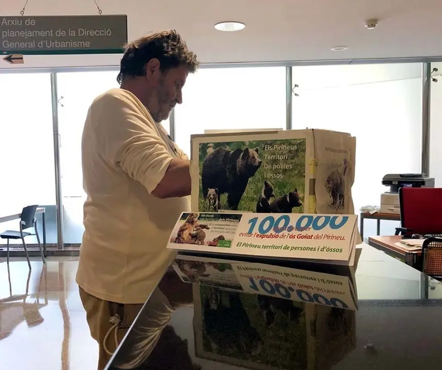El secretari general d'Ipcena, Joan V&radic;&dagger;zquez, lliurant al Departament de Territori i Sostenibilitat les m&radic;&copy;s de 100.000 signatures per reclamar que no s'expulsi l'os Goiat dels Pirineus. Imatge del 2 d'agost del 2018. (Horitzontal)