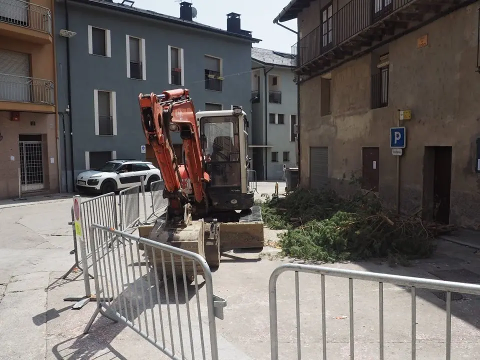Castellciutat obres pla&ccedil;a Arbre 1