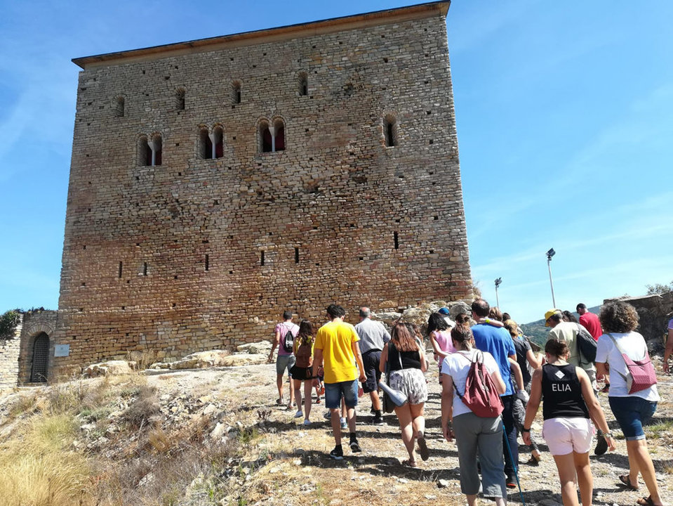 Un grup de gent assistint a la visita teatralitzada al castell de Llord√†, al Pallars Juss√†. (horitzontal)