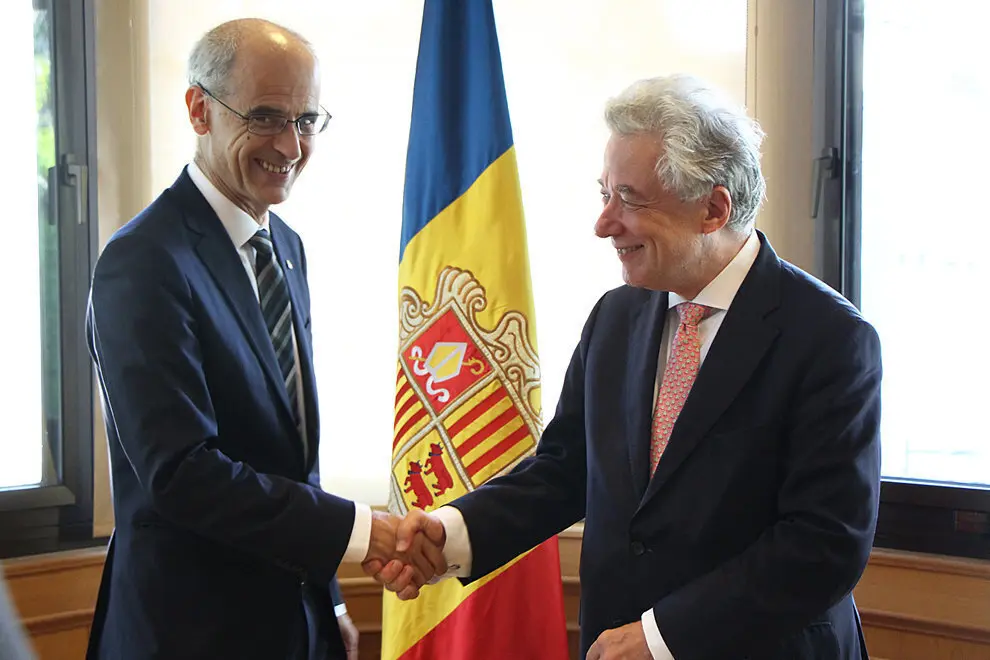 Pla mig del cap de Govern d'Andorra, Toni Mart&radic;&ne;, fent una encaixada de mans al cap negociador de la UE, Thomas Mayr-Harting, a l'edifici administratiu de l'executiu. Imatge de l'Ag&radic;&reg;ncia de Not&radic;&ne;cies Andorrana (ANA) del 29 de juny de 2018 (Horitzontal).