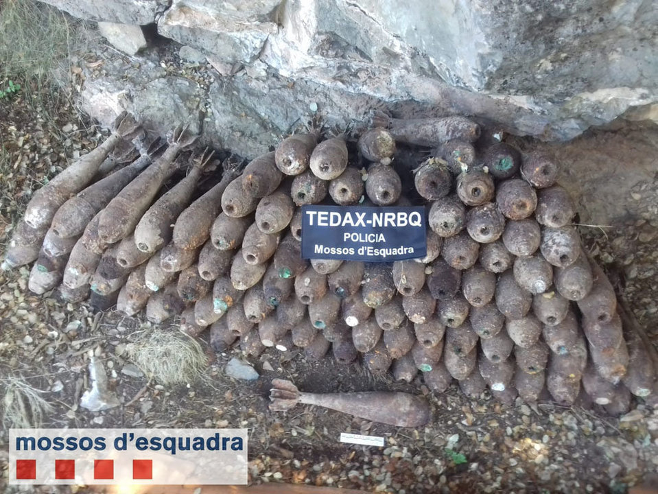 Primer pla de les granades de morter localitzades el 22 d'agost del 2018 prop del nucli de Ba√©n, al Pallars Sobir√†, perfectament apilades. (horitzontal)