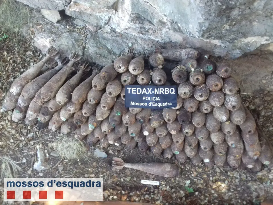 Primer pla de les granades de morter localitzades el 22 d'agost del 2018 prop del nucli de Ba&radic;&copy;n, al Pallars Sobir&radic;&dagger;, perfectament apilades. (horitzontal)