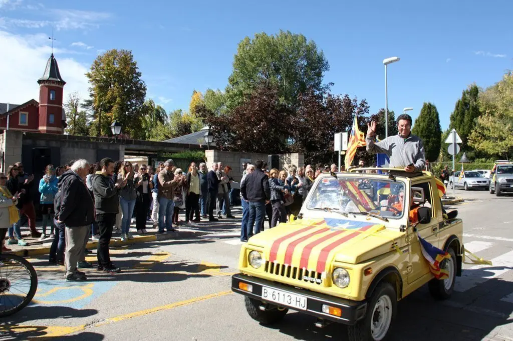 Pla general del moment de l'arribada a l'Escola Alfons I de Puigcerd&radic;&dagger; dels vehicles que han participat en la marxa de commemoraci&radic;&ge; de l'1-O a la Cerdanya, l'1 d'octubre de 2018 (Horitzontal).