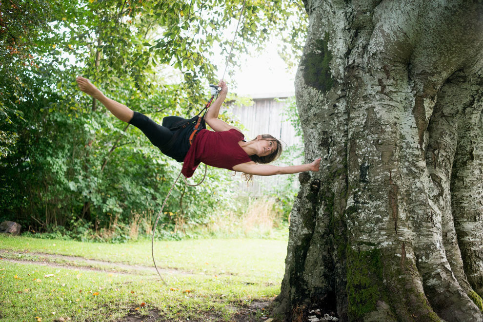 Una ballarina interpretant una pe√ßa musical en un arbre monumental. (horitzontal)
