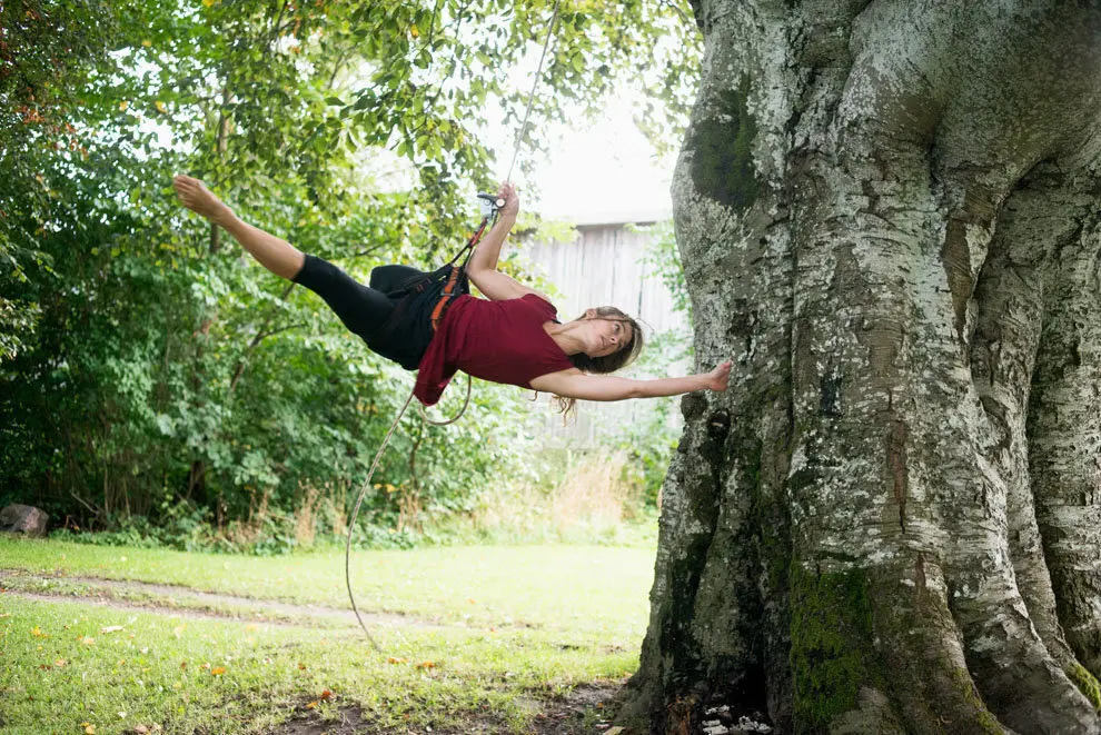 Una ballarina interpretant una pe&radic;&szlig;a musical en un arbre monumental. (horitzontal)