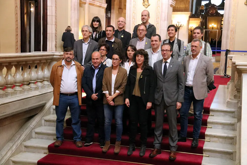 Pla obert on es pot veure la consellera d'Agricultura, Teresa Jord&radic;&dagger;, acompanyada d'altres membres del Departament i diputats que han participat en el debat de la tramitaci&radic;&ge; de la Llei d'espais agraris al Parlament, el 25 d'octubre de 2018 (Horitzontal)