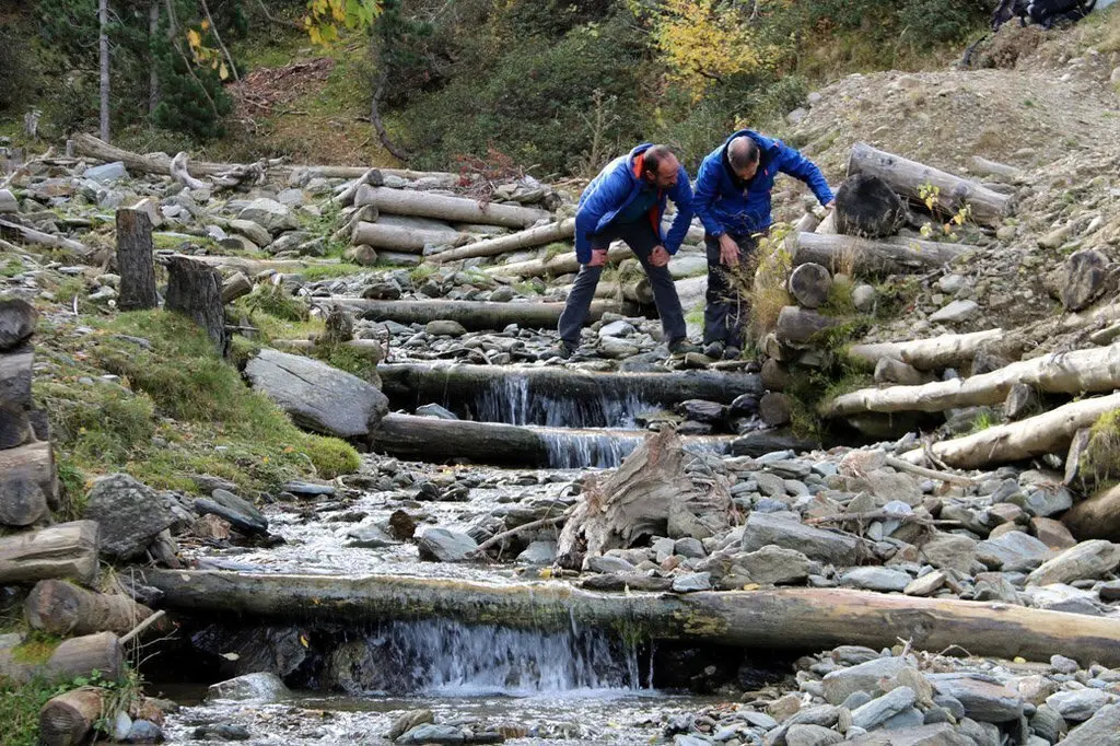 Dos persones comprovant el resultat de les obres fetes amb t&radic;&reg;cniques de bioenginyeria al barranc de Port Ain&radic;&copy;, el 26 d'octubre del 2018. (horitzontal)