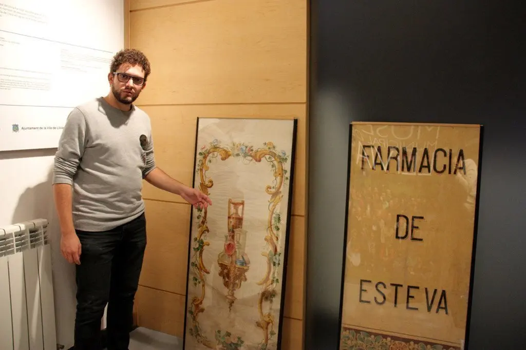 Pla general del director del Museu de Ll&radic;&ne;via, Gerard Cunill, mostrant les teles de l'antiga Farm&radic;&dagger;cia Esteva que estan a la reserva de l'equipament i pendents de restauraci&radic;&ge;, el 17 d'octubre de 2018 (Horitzontal).